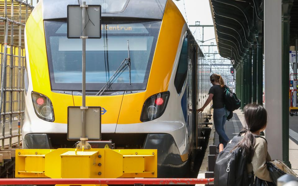Jonge treinreizigers balen stevig dat de NS per 1 juli stopt met de Jongerendagkaart. 