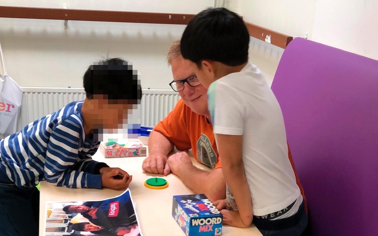 Oud-journalist Gert Meijer is voorlees-vrijwilliger op azc-school De Hesselanden in Emmen. Oud-journalist Gert Meijer is voorlees-vrijwilliger op azc-school De Hesselanden in Emmen.