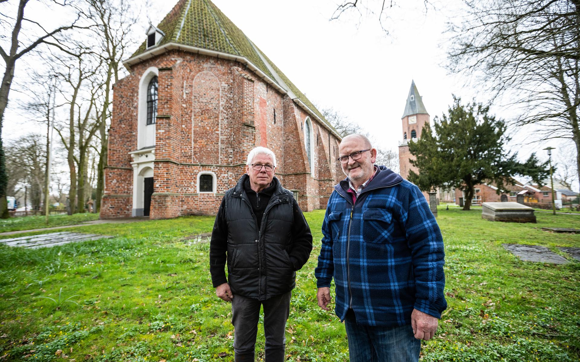 Arie Heeling (rechts) en collega-kerkrentmeester Wim Ekkelkamp zijn trots op de staat van de Magnuskerk.
