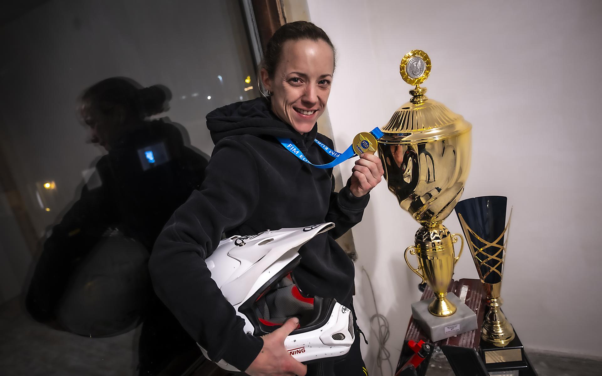 Zijspanbakkenist Sandra Mollema uit Delfzijl maakte in Eenrum dodelijk  ongeluk mee. 'Als ik bang was stopte ik ermee' - Dagblad van het Noorden
