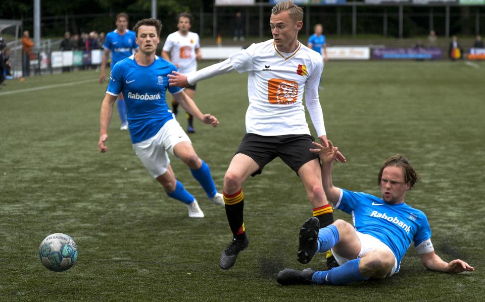 Een sliding van Kampong-speler Leon Lenders (r) op Robbin van Kooten (l).