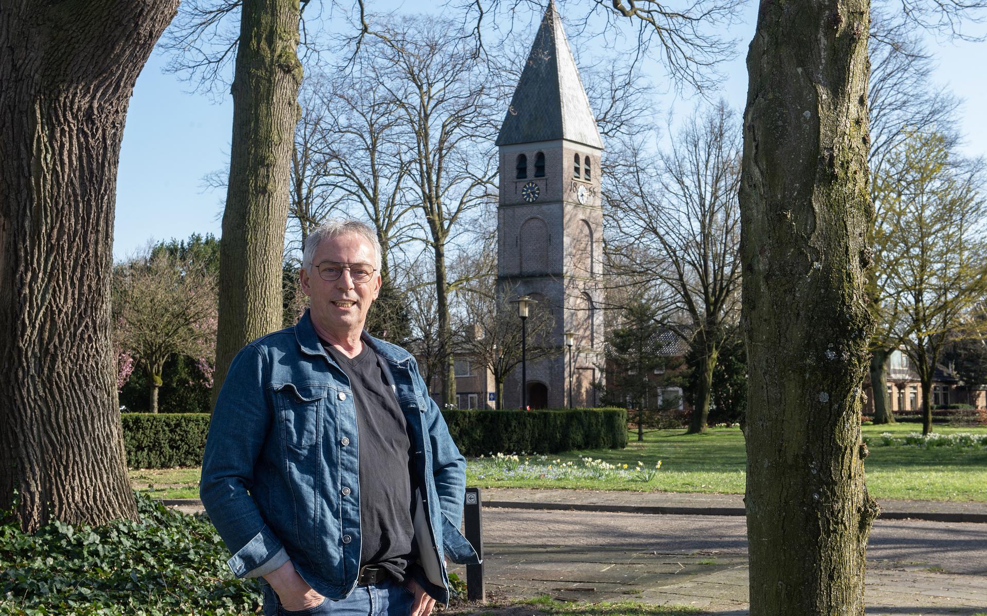 Johnnie Herbers in 'zijn' Nieuw-Schoonebeek. Op achtergrond het bekendste bouwwerk van het grensdorp, de toren van katholieke kerk die eind jaren zestig met de grond gelijk werd gemaakt. 