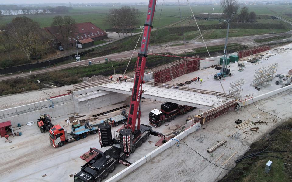 Aan het eind van de woensdagmiddag lagen de eerste vier betonnen liggers voor de Middelberterweg op de onderdoorgang van de toekomstige route tussen Groningen en Meerstad.