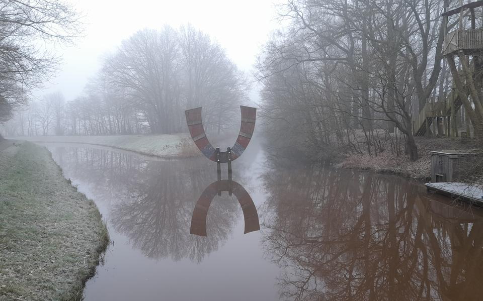Een kunstwerk daar waar het Schoonebekerdiep (links) en het Coevorden-Piccardiekanaal samenkomen.