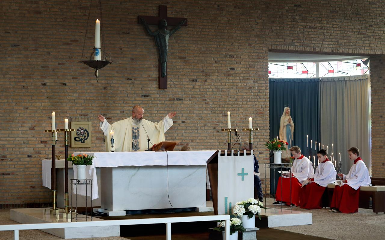 Jos Deuling leidt als pastoor van de Parochie van het Heilig Kruis diensten in vijf kerken. Jos Deuling leidt als pastoor van de Parochie van het Heilig Kruis diensten in vijf kerken.