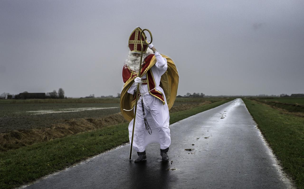 Sinterklaas, hier in zijn eentje op weg naar Warffum in 2013, heeft het wel vaker moeilijk gehad bij zijn intocht in Nederland.