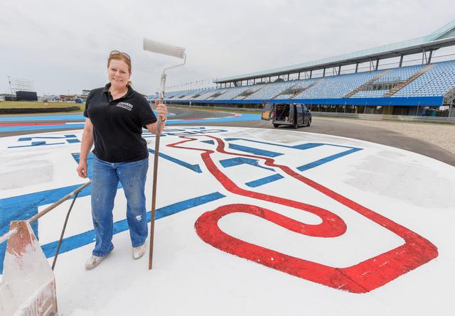 Katja Manak verft het asfalt van de TT, net als vroeger haar opa en vader deden