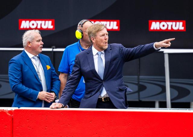 Racetalenten Veijer en Van den Goorbergh ontmoeten koning op TT Circuit in Assen. ‘Gewoon een heel n