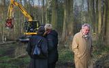 Oud-minister Braks bij een bezoek aan het Franeker bos, waarvan een deel werd gekapt. 