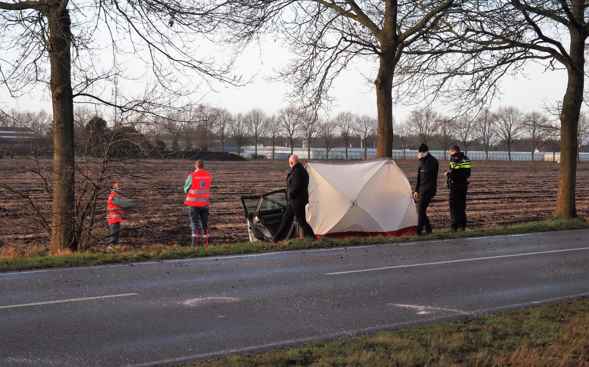 Vrouw (78) uit Emmen komt om leven door auto-ongeluk in Barger-Compascuum. Man (79) gewond naar ziekenhuis - van het