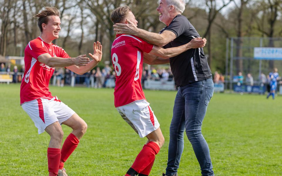 Pepijn Knol (links, Annen) heeft net de 0-3 gescoord en viert zijn feestje met trainer Jouke Jan Meertens. Links  Sven Boersma. 