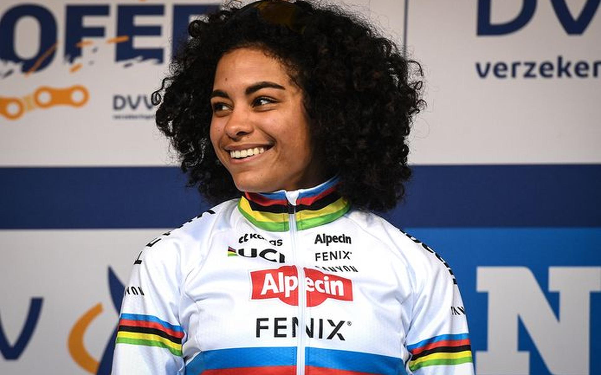 Wereldkampioene Ceylin Del Carmen Alvarado, winnares van vorig jaar, rijdt in Gieten in de regenboogtrui.