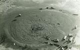 De krater van borrelende modder bij 't Haantje, waar op 1 december 1965 een boortoren werd opgeslokt door de aarde.