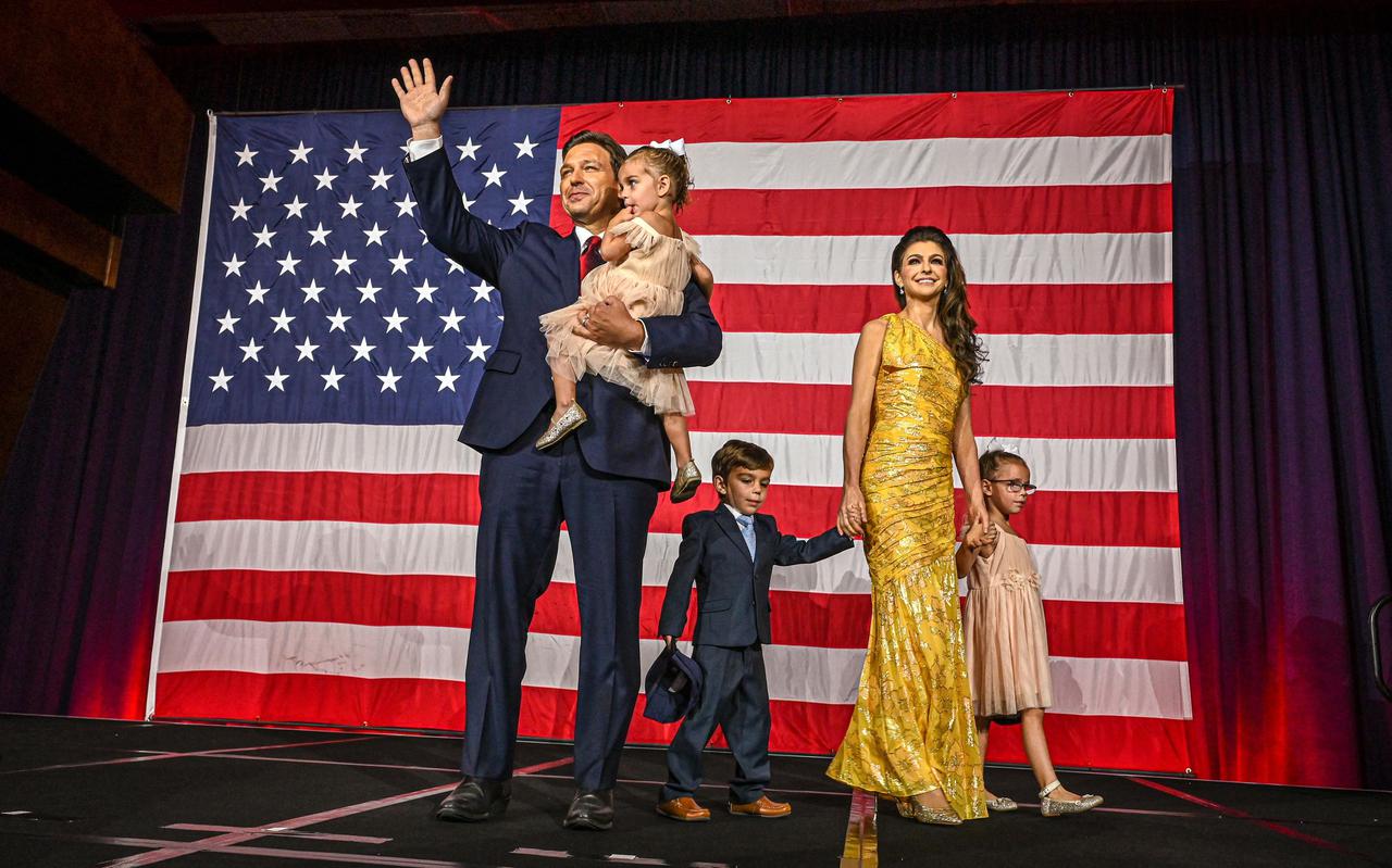 De Republikeinse gouverneur van Florida Ron DeSantis met zijn vrouw Casey en zijn kinderen Madison, Mason en Mamie op het podium tijdens de verkiezingsnacht in Tampa, Florida, 8 november 2022.
Foto: AFP/Giorgio Viera