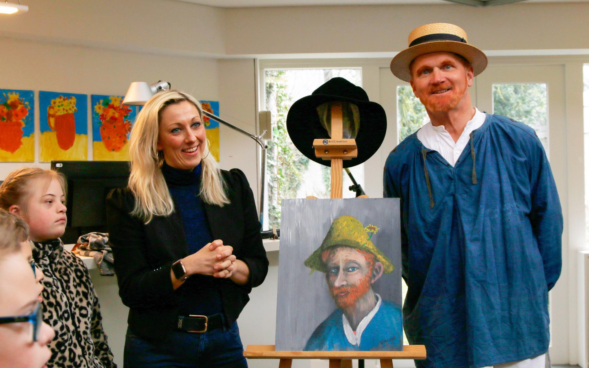 Wethouder Dewy Leal en de ‘achter-achter-neef’ van Vincent van Gogh openden de expositie.