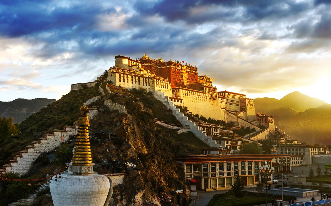 Een van de belangrijkste toeristische attracties in Tibet: het Potala paleis in Lhasa.