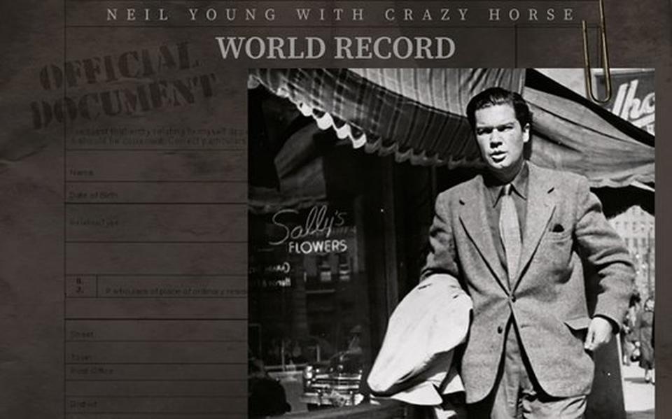 De vader van Neil Young, journalist en schrijver Scott Young, siert de hoes van het album 'World Record'. 