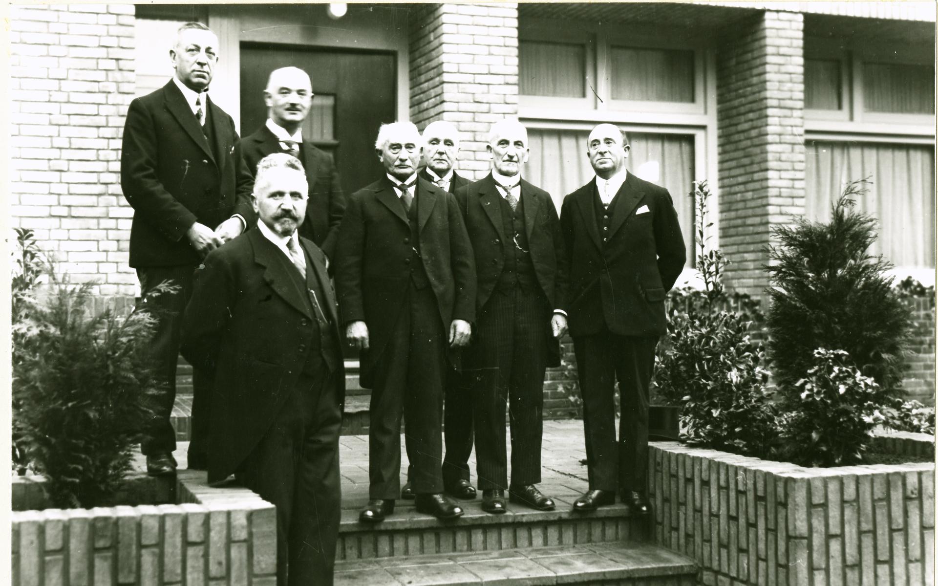 Het bestuur van Beth Zekenim rond 1934.