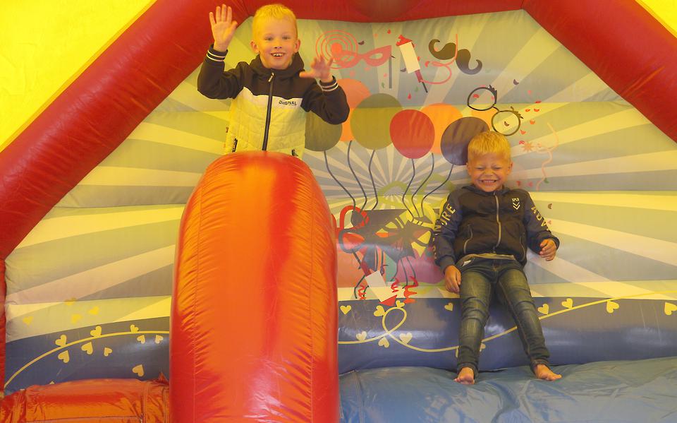 Feest voor kinderen op het Veenlustplein in Veendam.