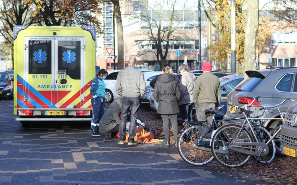Scholieren fietsen tussen geparkeerde autos door in Stadskanaal, maar zien aankomende wagen niet aankomen en komen hard in bots