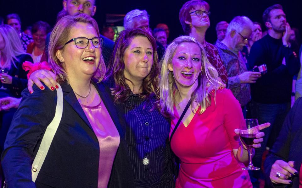 Gekozen vrouwen van Wakker Emmen met veel stemmen achter hun naam: Karien Velzing (881), Monique Hekhuis (287) en Dewy Leal (855). 