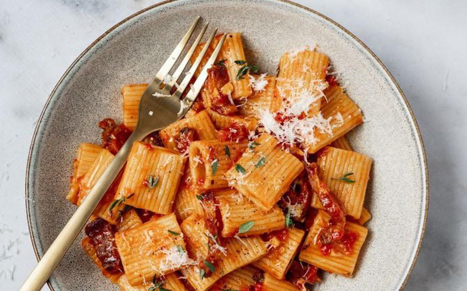 Rigatoni Met Pittige Tomatensaus En Spek Wat Eten We Vandaag Dagblad Van Het Noorden