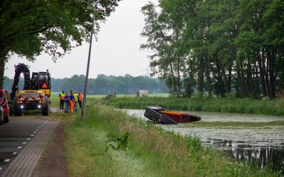 Het is geen kroos in de Hoogeveense Vaart in Oosterhesselen donderdagochtend, maar gras. Een tractor met een aanhanger vol gras belandde in het kanaal.