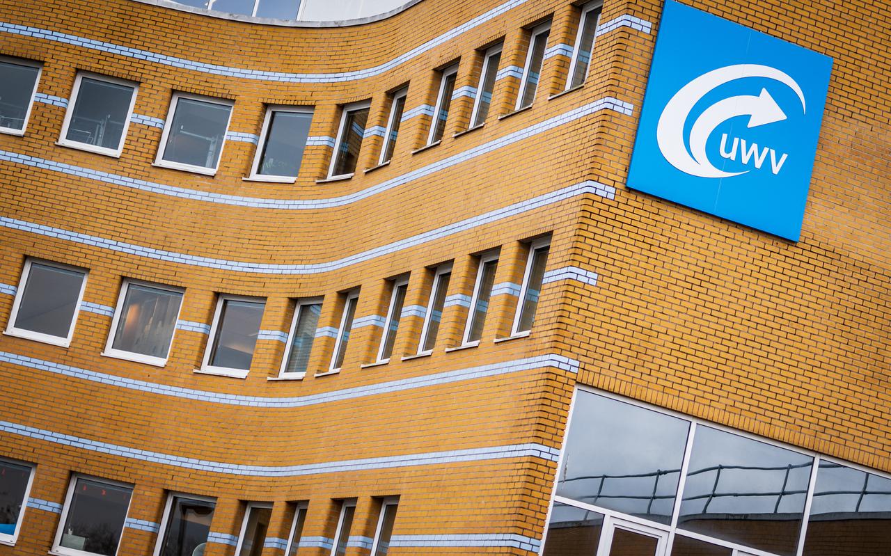 Het UWV-kantoor in Groningen. De uitkeringsinstantie roept ondernemers op de definitieve aanvraag voor de coronanoodsteun snel in te dienen. Het gaat om de NOW-regeling.