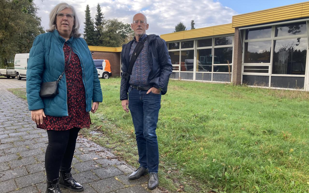 Marianne Tempels en Roelof Pepping, voormalig leerkrachten van basisschool De Iemenkörf in Emmen. Het pand, dat sinds 2017 niet meer als school werd gebruikt, gaat plat.