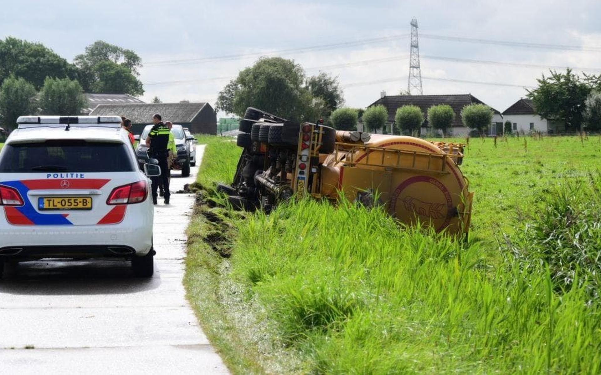 Vrachtwagen belandt op zijkant in sloot langs weg in Appingedam - Dagblad van het Noorden
