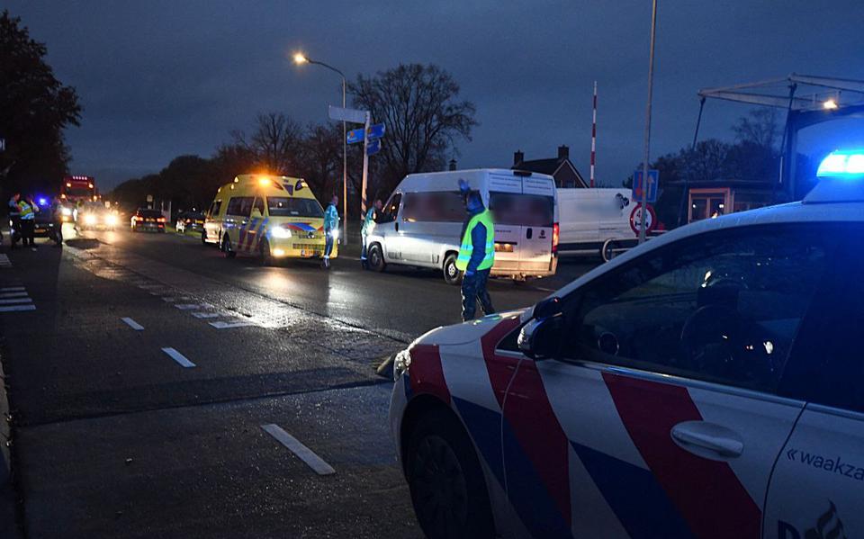 Fietser aangereden door busje bij Uffelte. Slachtoffer met spoed naar ziekenhuis.
