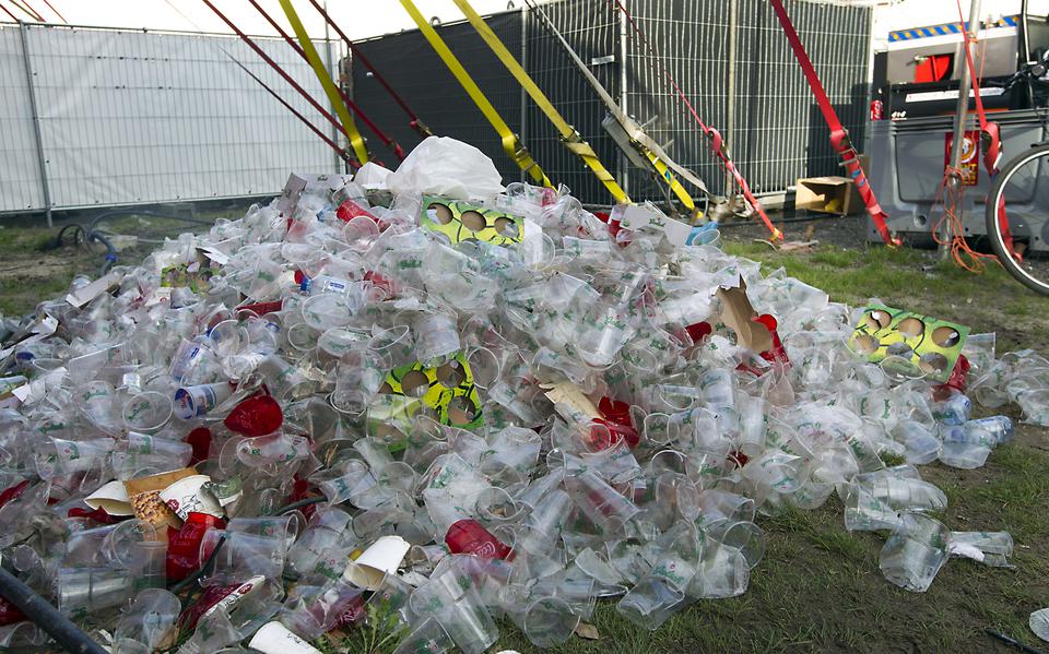 Plastic afval, zoals hier na afloop van Lowlands 2016, wil BioBTX in Delfzijl omzetten in bouwstenen voor verf, farmaceutische producten, batterijen en isolatiemateriaal. 