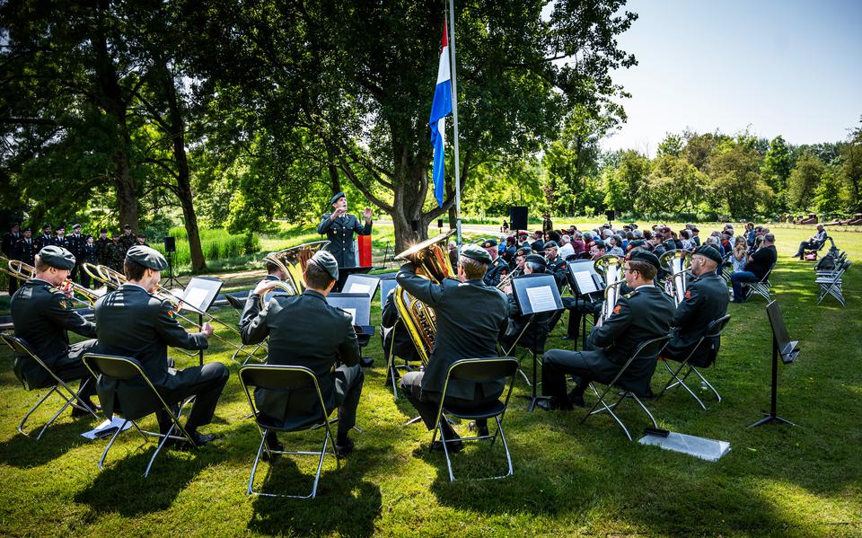 De regimentsfanfare Garde Grenadiers en Jagers luistert de herdenking van 150 na 1945 gesneuvelde Groninger militairen op. 