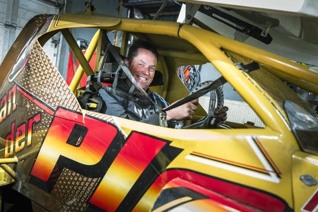 Stockcar-rieder Roelof van de Veen uut Ein: ‘Ast bang worst, most der geliek met stoppen’