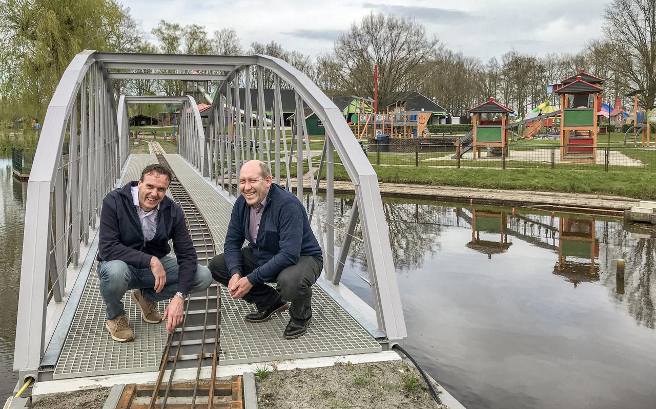Directeur Harold de Vries van de stichting Landgoed Nienoord (links) en voorzitter Ronald Smits van Nienoord Spoorwegen op de nieuwe spoorbrug van de spoorlijn door de speeltuin van het landgoed. 