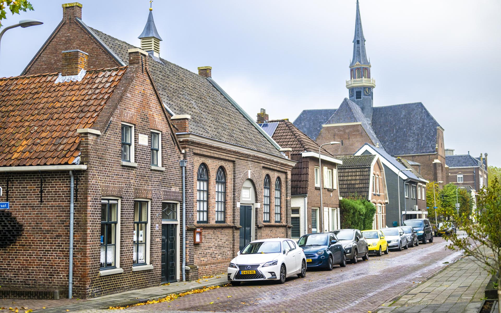 De voormalige synagoge met op achtergrond de hervormde kerk, ook wel grote kerk of kruiskerk genoemd.