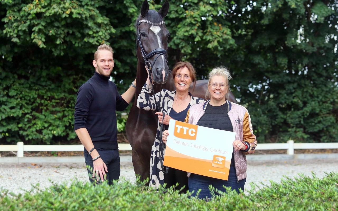 Roland Hitze, Christa Larmoyeur en Marian Staal (v.l.n.r.) zijn trots op de erkenning van de KNHS. Roland Hitze, Christa Larmoyeur en Marian Staal (v.l.n.r.) zijn trots op de erkenning van de KNHS.