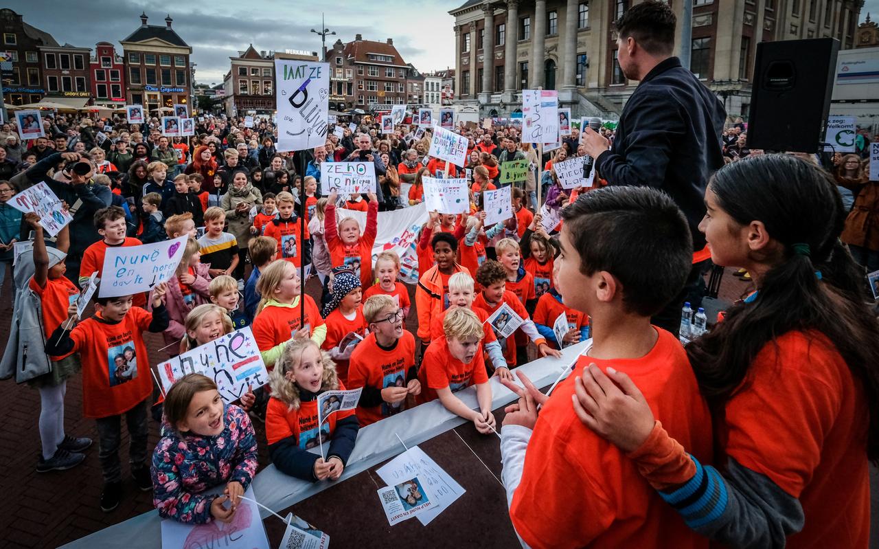 Honderden demonstranten op de Grote Markt in Groningen en veel oranje T-shirts: Nunë en Davit blijven hier! Honderden demonstranten op de Grote Markt in Groningen en veel oranje T-shirts: Nunë en Davit blijven hier!