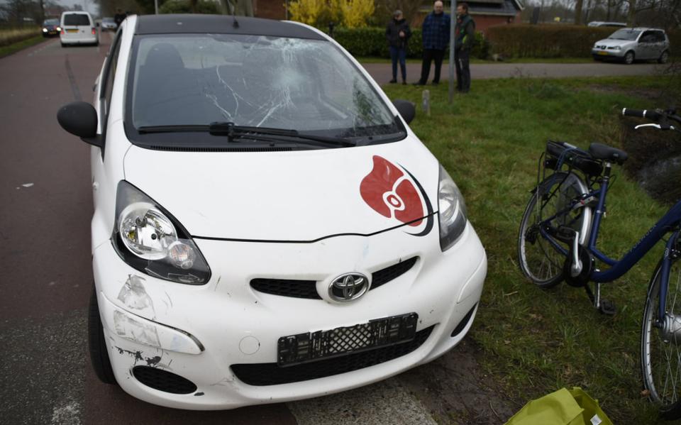 Fietser gewond geraakt door botsing met auto in Doezum, voertuig raakt flink beschadigd.
