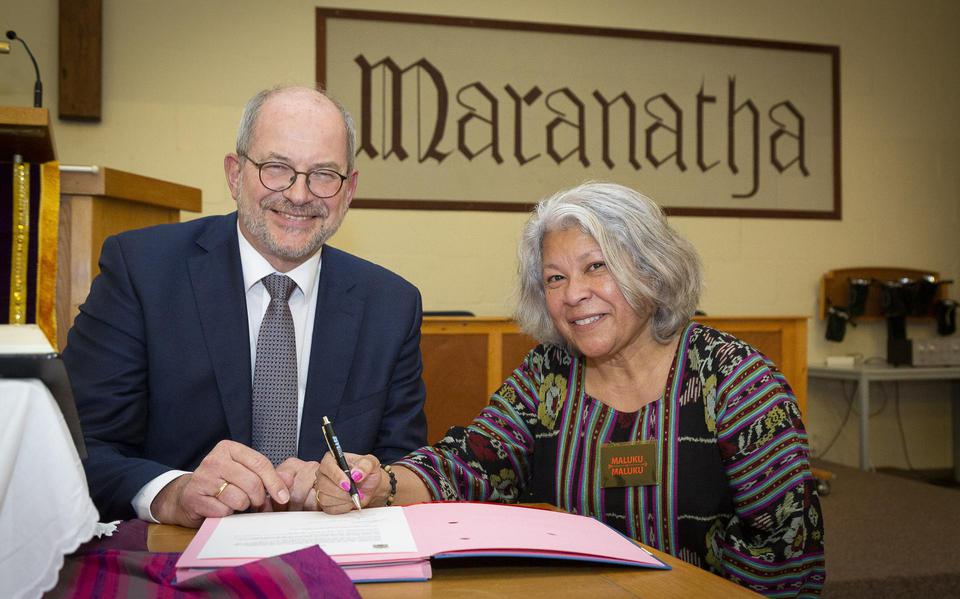 De ondertekening van het document over de vrijstelling van grafrechten door burgemeester Karel Loohuis en Sara de Lima van Maluku4Maluku. 