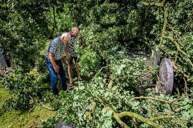 Stormschade groot op begraafplaats Wildervank. ‘Je kunt de kisten zien liggen’
