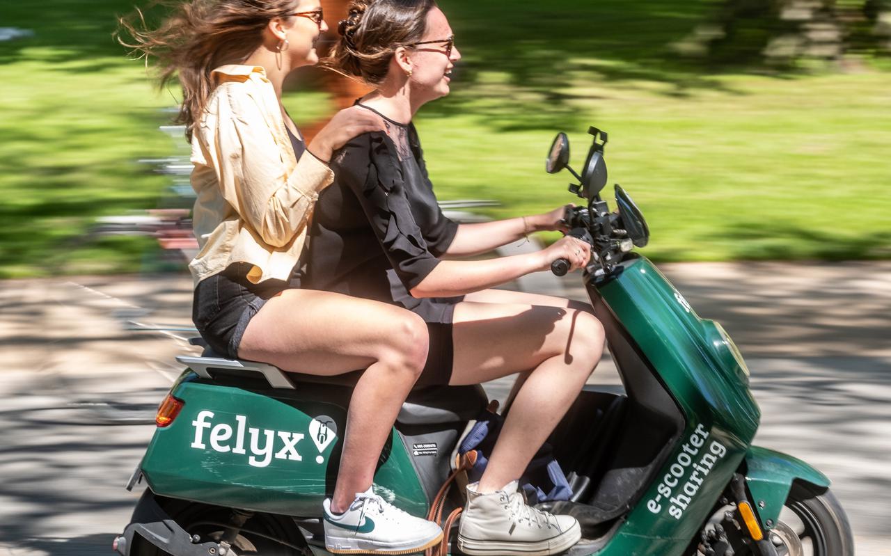 Waar studenten voorheen de fiets pakten voor een kleine afstand, kiezen ze nu vaak voor de deelscooter.