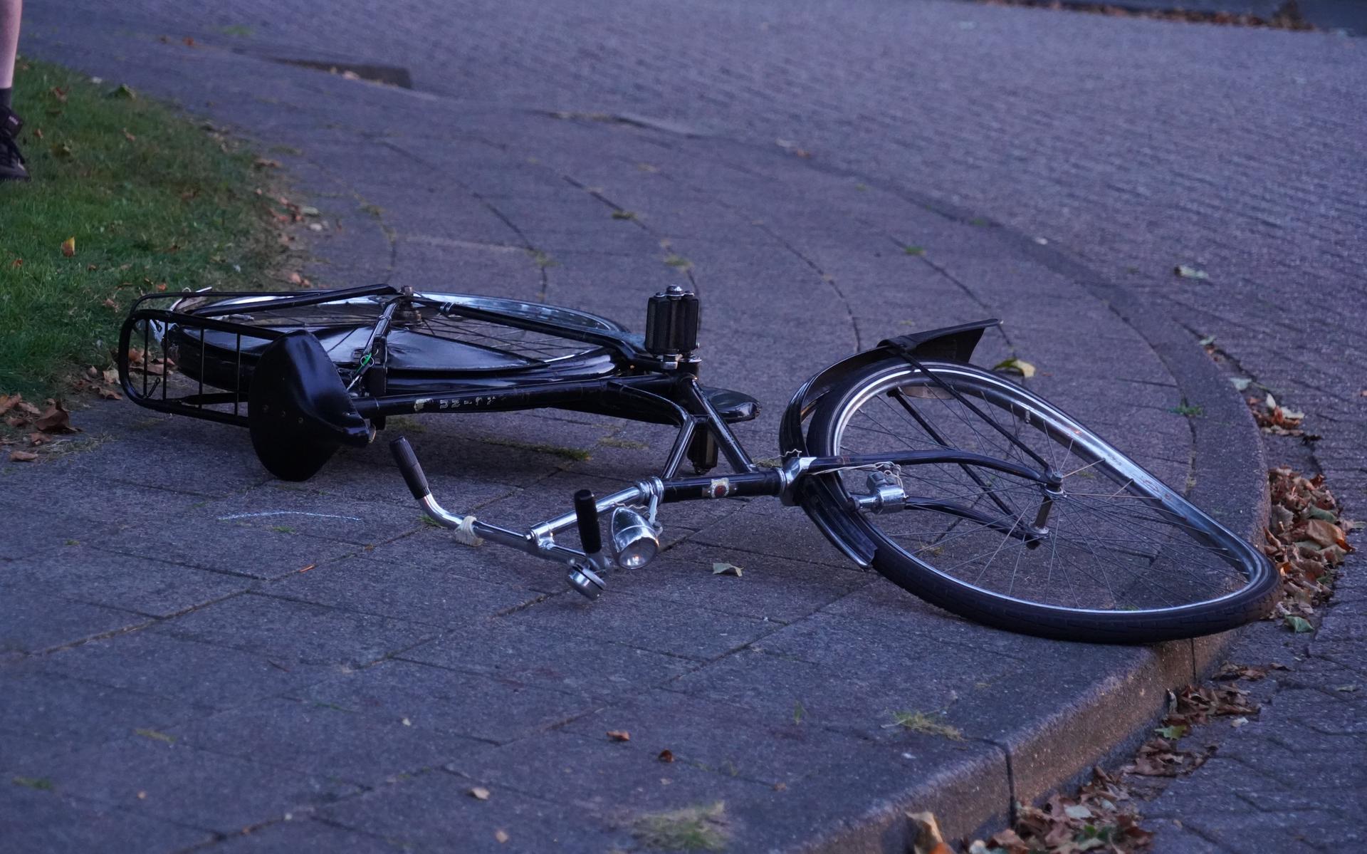 Jonge Fietsster Gewond Geraakt Aan Het Hoofd Door Botsing Met Een Auto ...