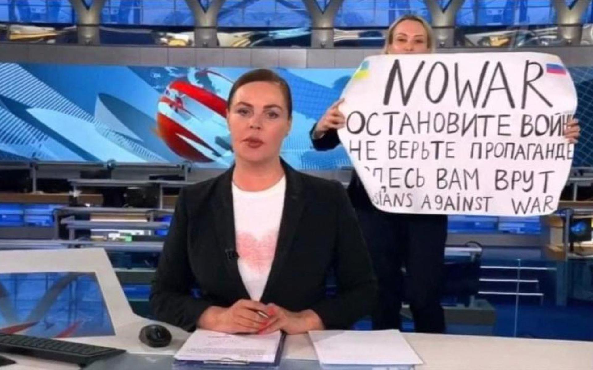 Marina Ovsyannikova met het plakkaat 'Stop the war. Don't believe the propaganda. Here they are lying to you'. 