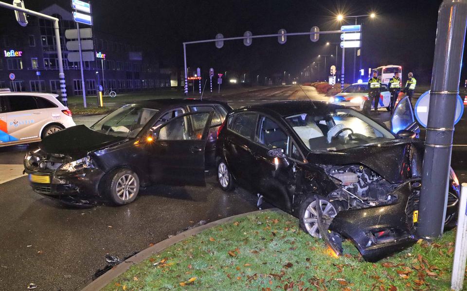 Twee autos betrokken bij ongeluk op kruispunt met verkeerslichten in Emmen. Twee autos betrokken bij ongeluk op kruispunt met verkeerslichten in Emmen.