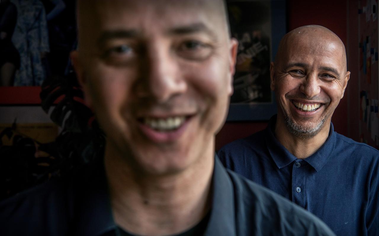 Mohamedou Ould Slahi (rechts) met Guy Weizman van NNT/Clb Guy & Roni. Ould Slahi zat jaren gevangen in Guantánomo Bay en werkt nu als schrijver een jaar in Groningen. Mohamedou Ould Slahi (rechts) met Guy Weizman van NNT/Clb Guy & Roni. Ould Slahi zat jaren gevangen in Guantánomo Bay en werkt nu als schrijver een jaar in Groningen.