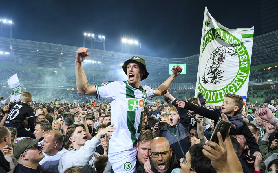 Luciano Valente werd op de schouders van een supporter naar de spelerstunnel gedragen.