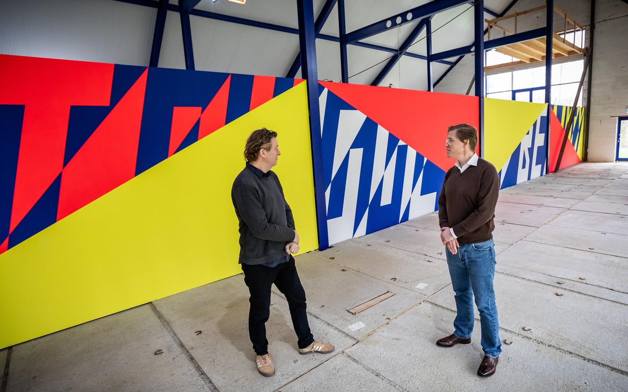 Kunstenaars Jan van der Ploeg (links) en Lars Breuer bij hun 22 meter lange muurschildering. Kunstenaars Jan van der Ploeg (links) en Lars Breuer bij hun 22 meter lange muurschildering.