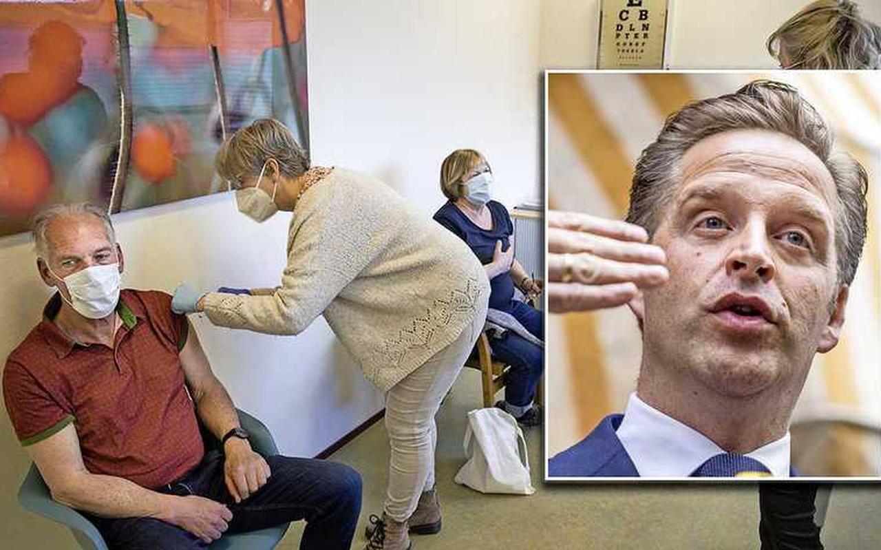 Een huisarts prikt een patiënt. Rechts minister Hugo de Jonge (inzet). Een huisarts prikt een patiënt. Rechts minister Hugo de Jonge (inzet).