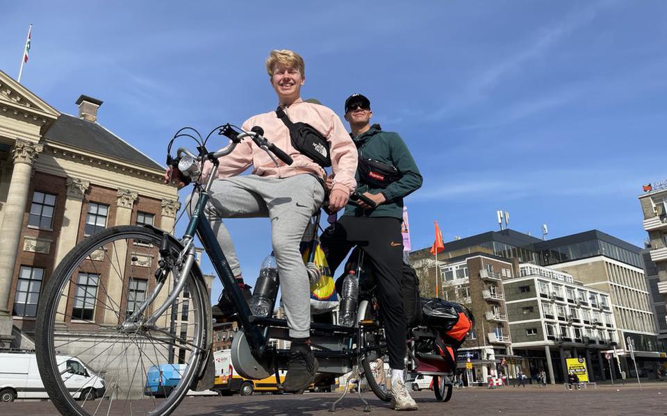 Herre Hettema en Jesper van Bochove fietsten op een tandem van Groningen naar Marokko. 